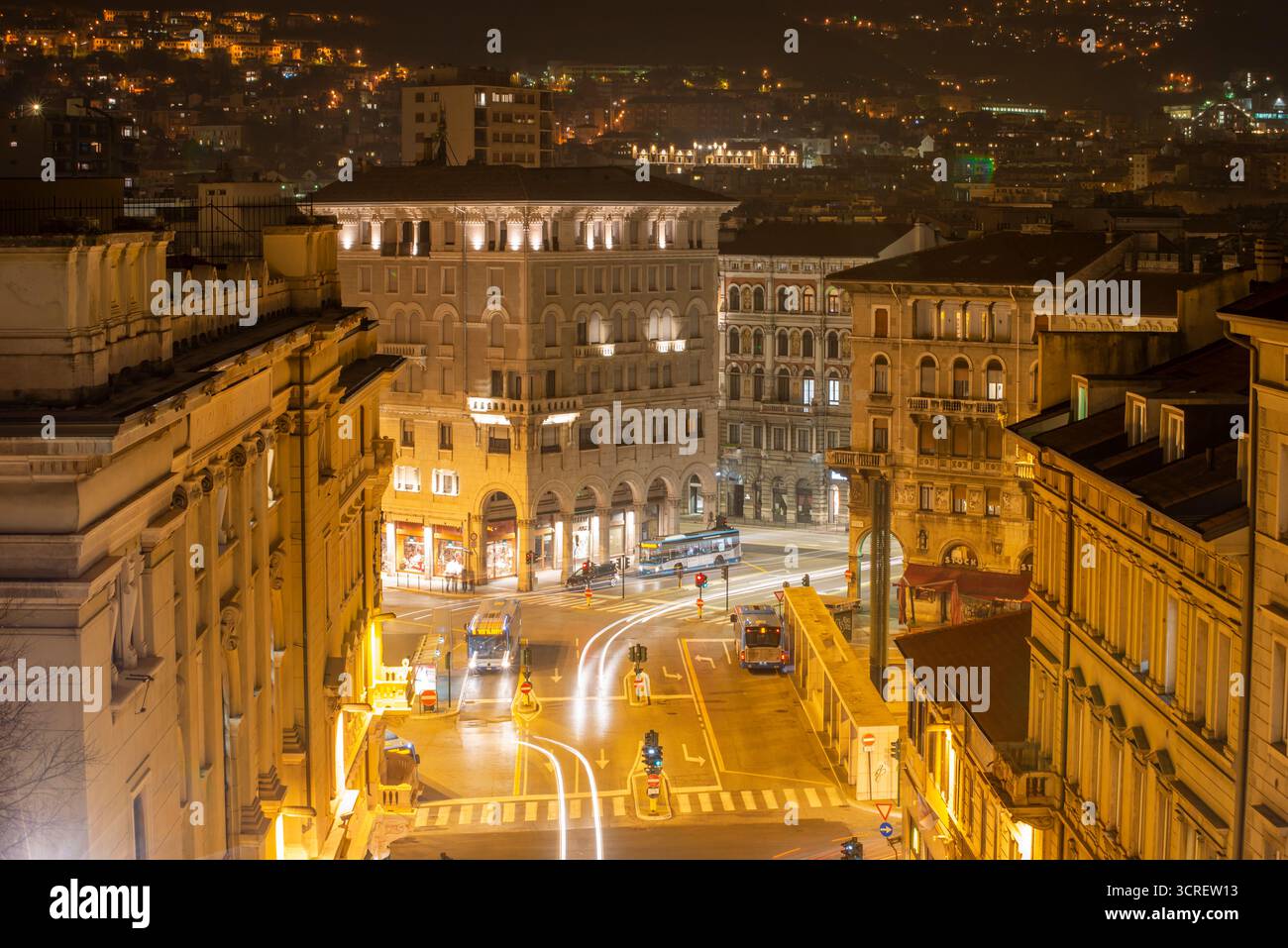 Vista dall'alto su una strada ben illuminata di notte a Trieste, Italia Foto Stock