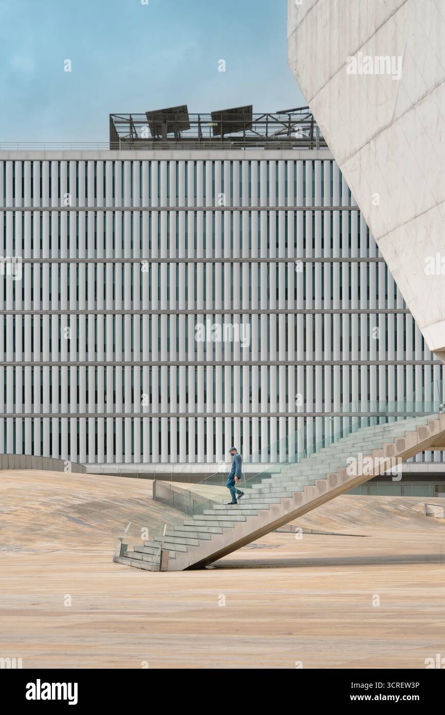 Scala minimalista in vetro e cemento e facciata della Casa della musica (Casa da Música), progettata da Rem Koolhaas a Porto, Portogallo Foto Stock