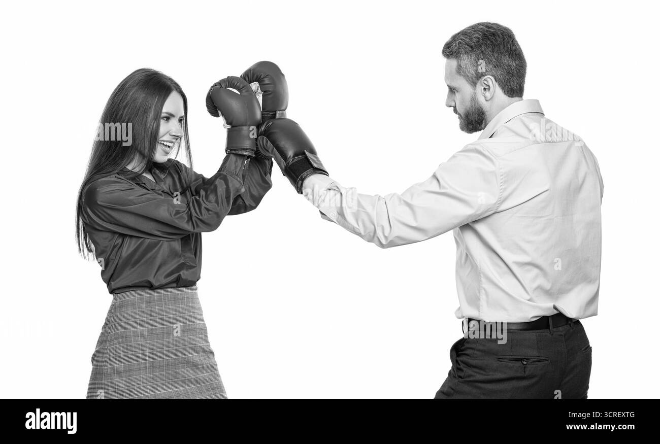discussione tra colleghi. conflitto di affari. uomini d'affari con guanti isolati su bianco. due uomini d'affari che risolvono i conflitti d'affari. litigare Foto Stock
