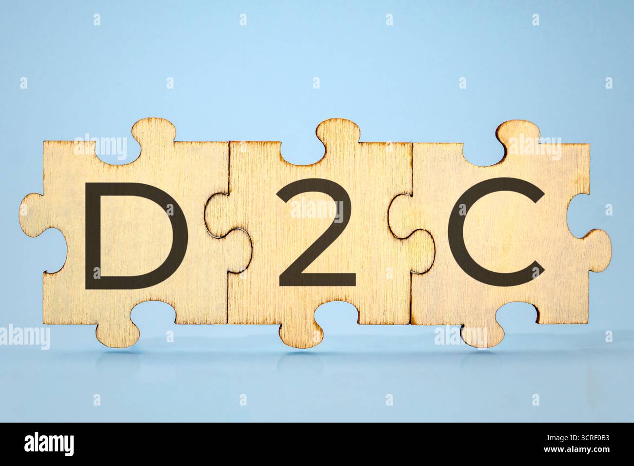 Puzzle con pezzi che scrivono l'acronimo D2C o Direct to Consumer. Concetto di business. Foto Stock