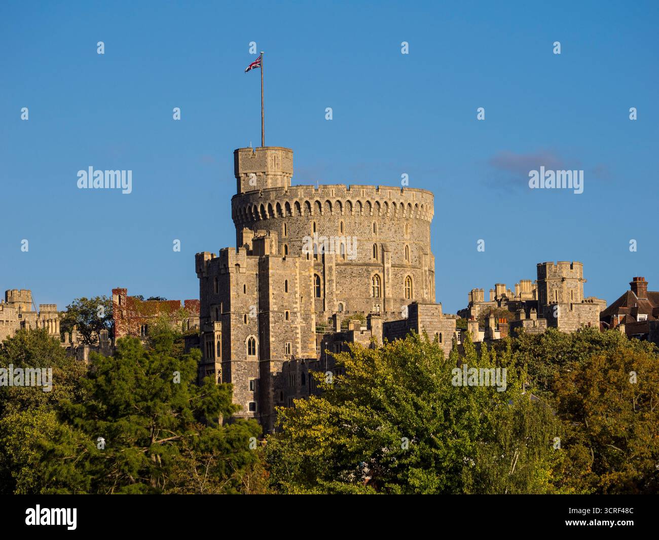 Il re è sede dei personaggi di Flag Flying, The Round Tower, Keep, Castello di Windsor, Windsor, Inghilterra, Regno Unito, Gran Bretagna. Foto Stock