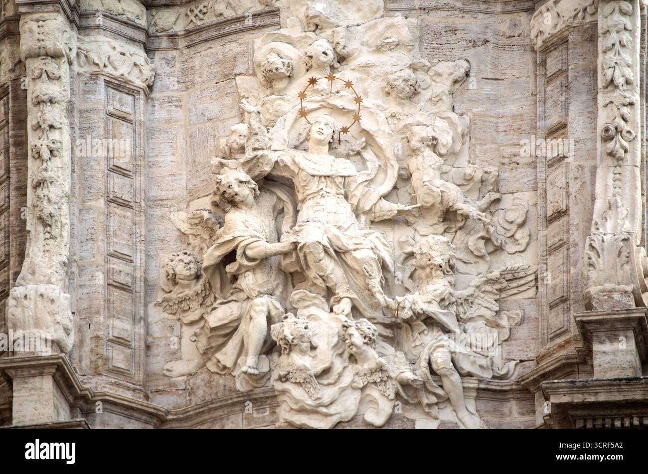 Valencia, Spagna. 26-8-2025. Particolare di "la anunciacion" sulla facciata della Cattedrale di Valencia Foto Stock