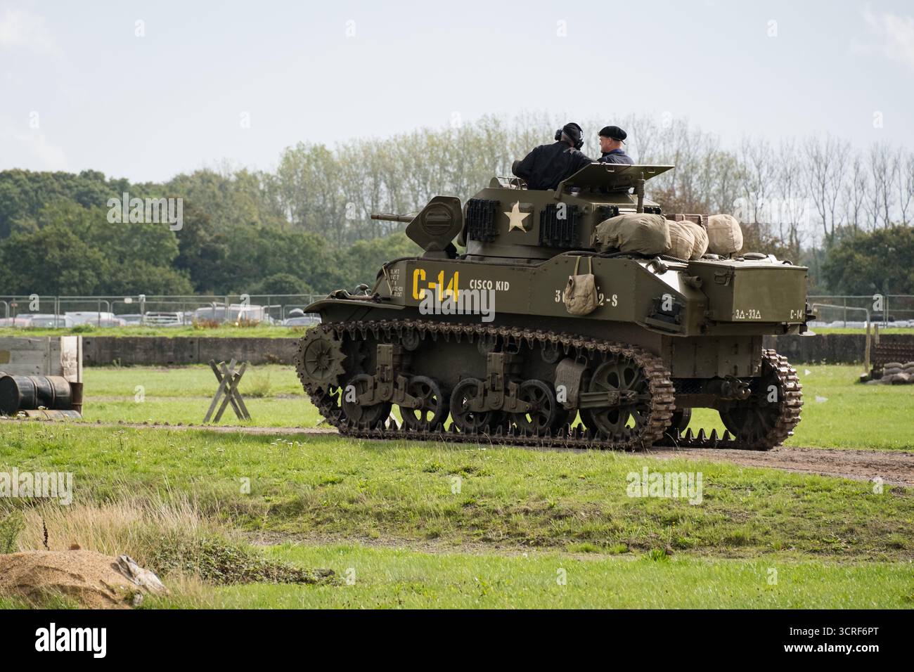 Il carro armato M5A1 Stuart visto durante la vetrina nell'arena. Il Tank Museum's Tiger Day è un evento biennale presso il campo di Bovington che mostra la Tiger 131 tedesca, l'unico carro armato operativo Tiger i al mondo, presenta anche altri carri armati dell'era della seconda guerra mondiale, tra cui M4A2E8 Sherman 'Fury', M3 Grant e il carro armato britannico Churchill. L'evento includeva una rievocazione della battaglia di "Capture the Tiger", dimostrando come il Tiger 131 fu catturato il 24 aprile 1943 in Tunisia dal 42nd Battalion Royal Armored Corps e dal 2nd Sherwood Foresters. Foto Stock