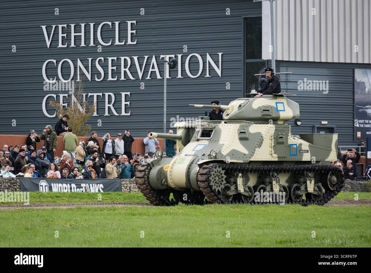 Il carro armato M3 Grant visto durante la vetrina nell'arena. Il Tank Museum's Tiger Day è un evento biennale presso il campo di Bovington che mostra la Tiger 131 tedesca, l'unico carro armato operativo Tiger i al mondo, presenta anche altri carri armati dell'era della seconda guerra mondiale, tra cui M4A2E8 Sherman 'Fury', M3 Grant e il carro armato britannico Churchill. L'evento includeva una rievocazione della battaglia di "Capture the Tiger", dimostrando come il Tiger 131 fu catturato il 24 aprile 1943 in Tunisia dal 42nd Battalion Royal Armored Corps e dal 2nd Sherwood Foresters. Foto Stock