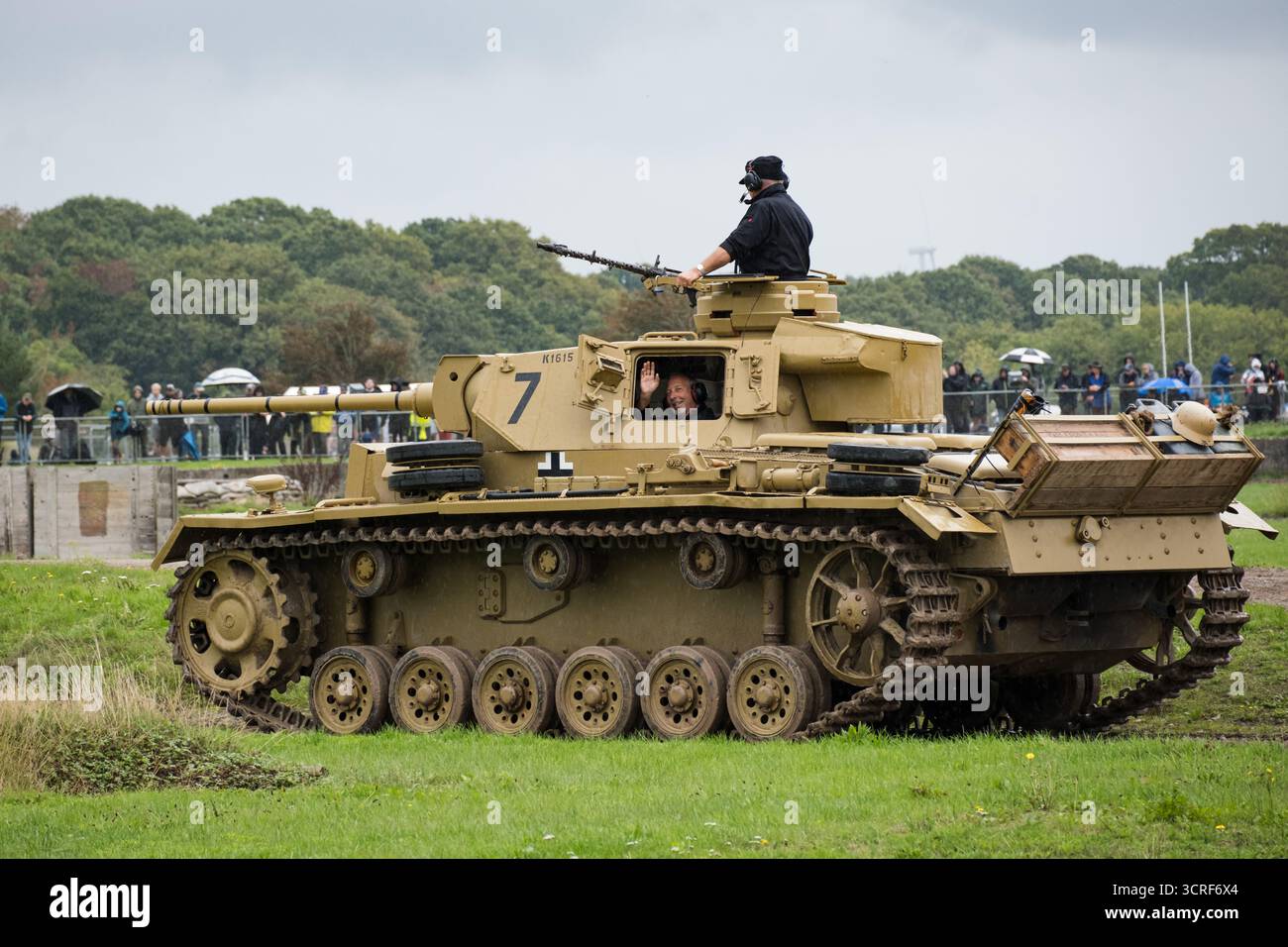 Il carro armato Panzer III in esecuzione visto durante la vetrina nell'arena. Il Tank Museum's Tiger Day è un evento biennale presso il campo di Bovington che mostra la Tiger 131 tedesca, l'unico carro armato operativo Tiger i al mondo, presenta anche altri carri armati dell'era della seconda guerra mondiale, tra cui M4A2E8 Sherman 'Fury', M3 Grant e il carro armato britannico Churchill. L'evento includeva una rievocazione della battaglia di "Capture the Tiger", dimostrando come il Tiger 131 fu catturato il 24 aprile 1943 in Tunisia dal 42nd Battalion Royal Armored Corps e dal 2nd Sherwood Foresters. Foto Stock