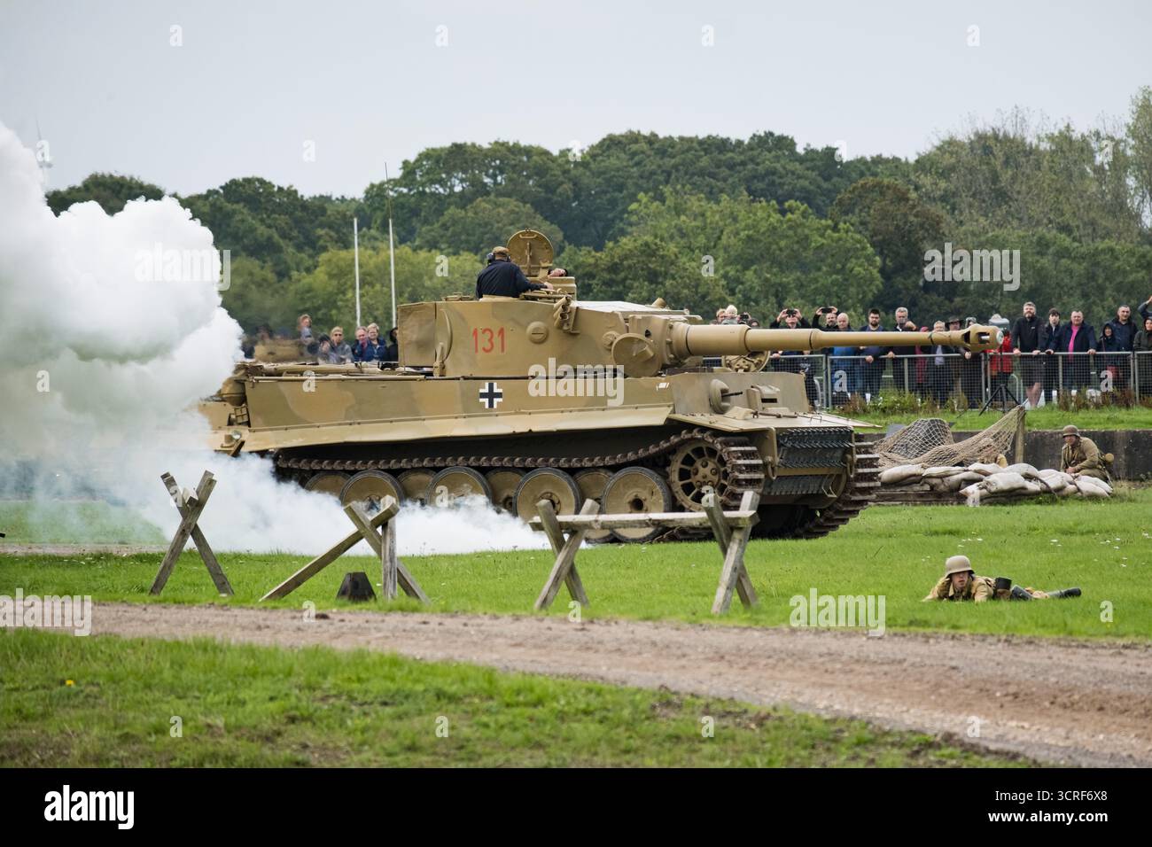 Il running Tiger 131 visto durante lo show nell'arena. Il Tank Museum's Tiger Day è un evento biennale presso il campo di Bovington che mostra la Tiger 131 tedesca, l'unico carro armato operativo Tiger i al mondo, presenta anche altri carri armati dell'era della seconda guerra mondiale, tra cui M4A2E8 Sherman 'Fury', M3 Grant e il carro armato britannico Churchill. L'evento includeva una rievocazione della battaglia di "Capture the Tiger", dimostrando come il Tiger 131 fu catturato il 24 aprile 1943 in Tunisia dal 42nd Battalion Royal Armored Corps e dal 2nd Sherwood Foresters. Foto Stock