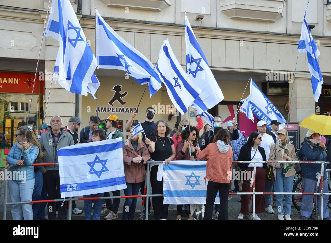 Berlino, Germania - 27 settembre 2025 - accanto alla massiccia marcia pro-Palestina "occhi su Gaza” sull'Unter den Linden a Berlino-Mitte, si è svolta anche una più piccola manifestazione pro-Israele. (Foto di Markku Rainer Peltonen) Foto Stock