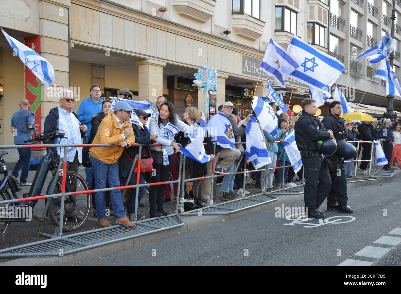 Berlino, Germania - 27 settembre 2025 - accanto alla massiccia marcia pro-Palestina "occhi su Gaza” sull'Unter den Linden a Berlino-Mitte, si è svolta anche una più piccola manifestazione pro-Israele. (Foto di Markku Rainer Peltonen) Foto Stock