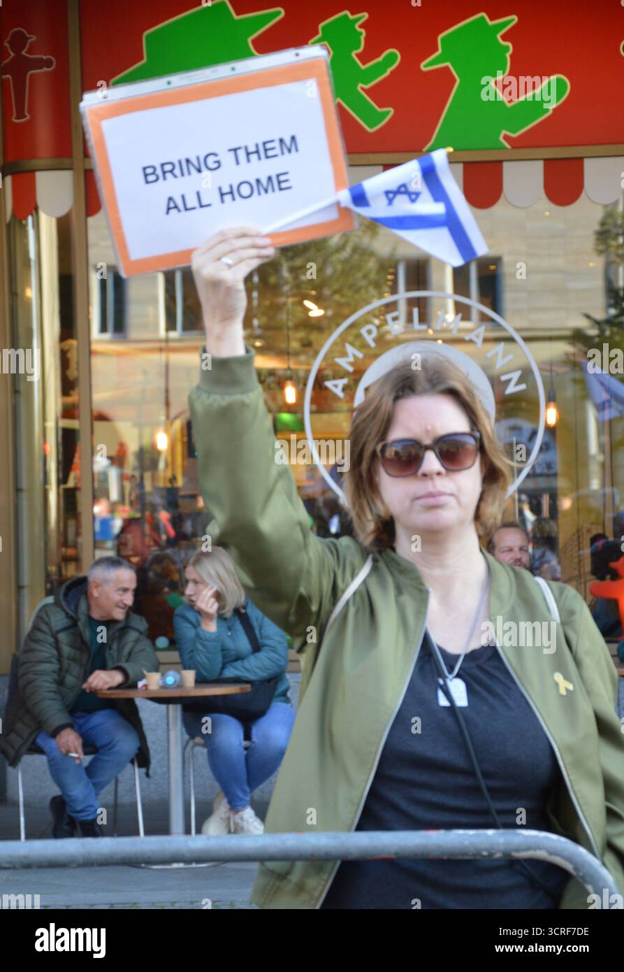 Berlino, Germania - 27 settembre 2025 - accanto alla massiccia marcia pro-Palestina "occhi su Gaza” sull'Unter den Linden a Berlino-Mitte, si è svolta anche una più piccola manifestazione pro-Israele. (Foto di Markku Rainer Peltonen) Foto Stock