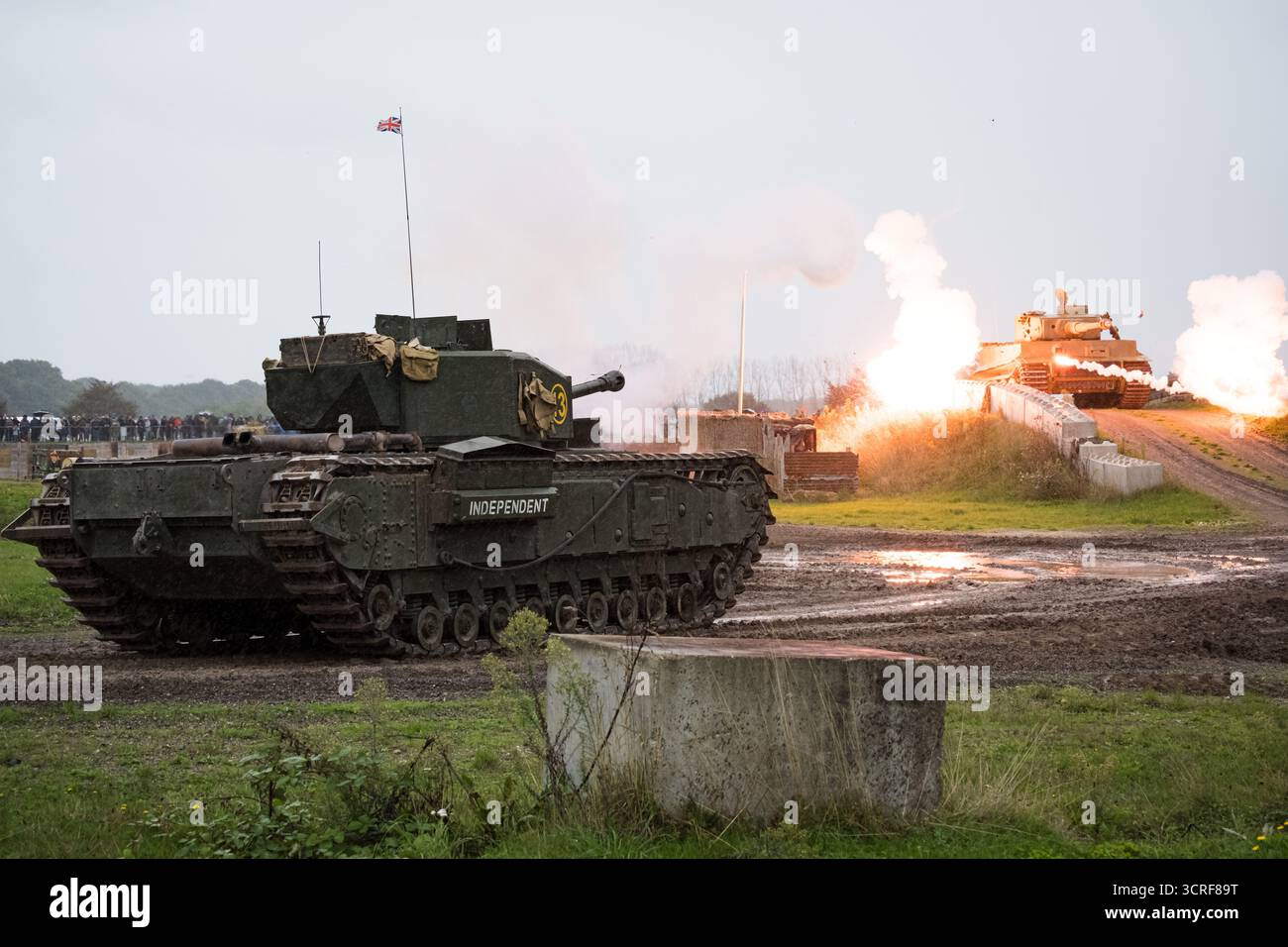 Bovington, Regno Unito. 20 settembre 2025. Un carro armato Churchill ''spara'' alla Tiger 131 durante la rievocazione di ''Cattura la Tiger''. Il Tank Museum's Tiger Day è un evento biennale presso il campo di Bovington che mostra la Tiger 131 tedesca, l'unico carro Tiger i operativo al mondo, presenta anche altri carri armati dell'era della seconda guerra mondiale, tra cui M4A2E8 Sherman ''Fury'', M3 Grant e il carro armato Churchill britannico. L'evento includeva una rievocazione della battaglia di "Cattura la Tigre", dimostrando come la Tiger 131 fu catturata il 24 aprile 1943 in Tunisia dal 42nd Battalion Royal Armored Corps Foto Stock