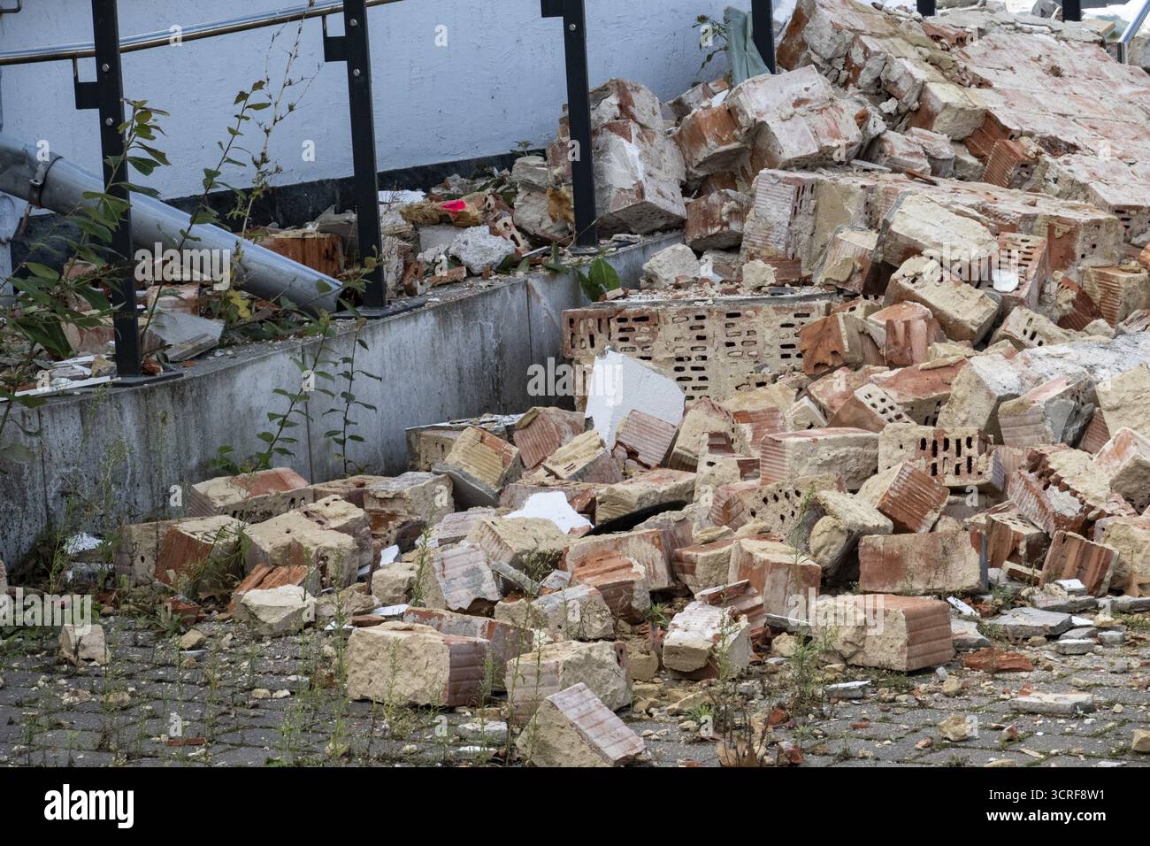 Mucchio di mattoni rotti e macerie di cemento da un edificio demolito Foto Stock