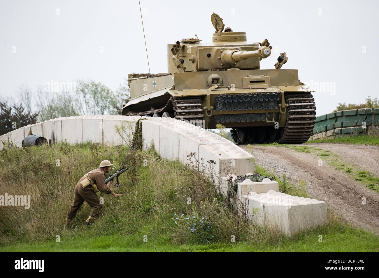 Bovington, Regno Unito. 20 settembre 2025. Un soldato britannico tentò di attaccare la Tiger 131 durante la rievocazione di "Cattura la Tigre". Il Tank Museum's Tiger Day è un evento biennale presso il campo di Bovington che mostra la Tiger 131 tedesca, l'unico carro Tiger i operativo al mondo, presenta anche altri carri armati dell'era della seconda guerra mondiale, tra cui M4A2E8 Sherman ''Fury'', M3 Grant e il carro armato Churchill britannico. L'evento includeva una rievocazione della battaglia di "Cattura la Tigre", dimostrando come la Tiger 131 fu catturata il 24 aprile 1943 in Tunisia dal 42nd Battalion Royal Armored Foto Stock