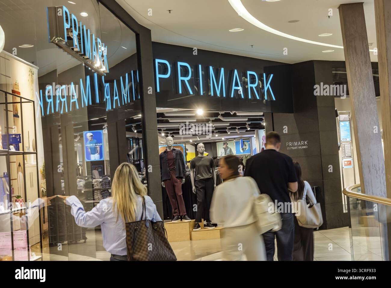 Acquista con il logo del marchio PRIMARK. Centro commerciale Milaneo, Europaviertel Stuttgart. Stoccarda, Baden-Wuerttemberg, Germania Foto Stock