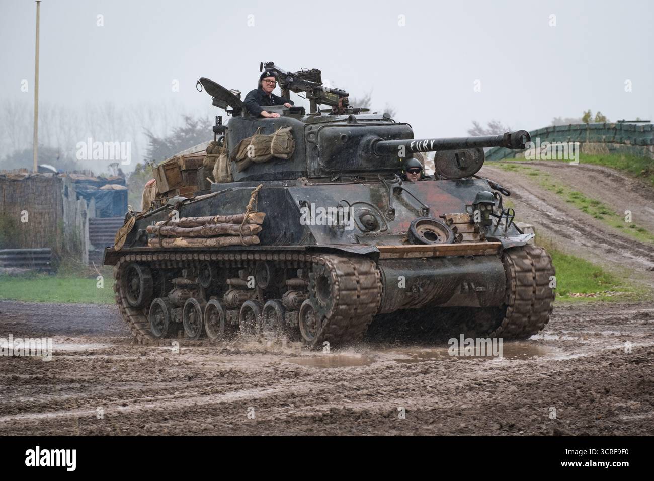 Bovington, Regno Unito. 20 settembre 2025. Il running Sherman ''Fury'' visto durante la vetrina nell'arena. Il Tank Museum's Tiger Day è un evento biennale presso il campo di Bovington che mostra la Tiger 131 tedesca, l'unico carro Tiger i operativo al mondo, presenta anche altri carri armati dell'era della seconda guerra mondiale, tra cui M4A2E8 Sherman ''Fury'', M3 Grant e il carro armato Churchill britannico. L'evento includeva una rievocazione della battaglia di "Cattura la Tigre", dimostrando come la Tiger 131 fu catturata il 24 aprile 1943 in Tunisia dal 42nd Battalion Royal Armored Corps e dal 2nd Sherwood Foresters. (CRE Foto Stock
