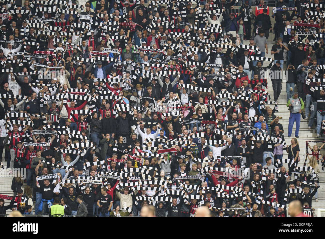 Bundeliga Eintracht Frankfurt-Union Berlin.i tifosi dell'Eintracht Frankfurt mostrano le loro sciarpe Foto Stock