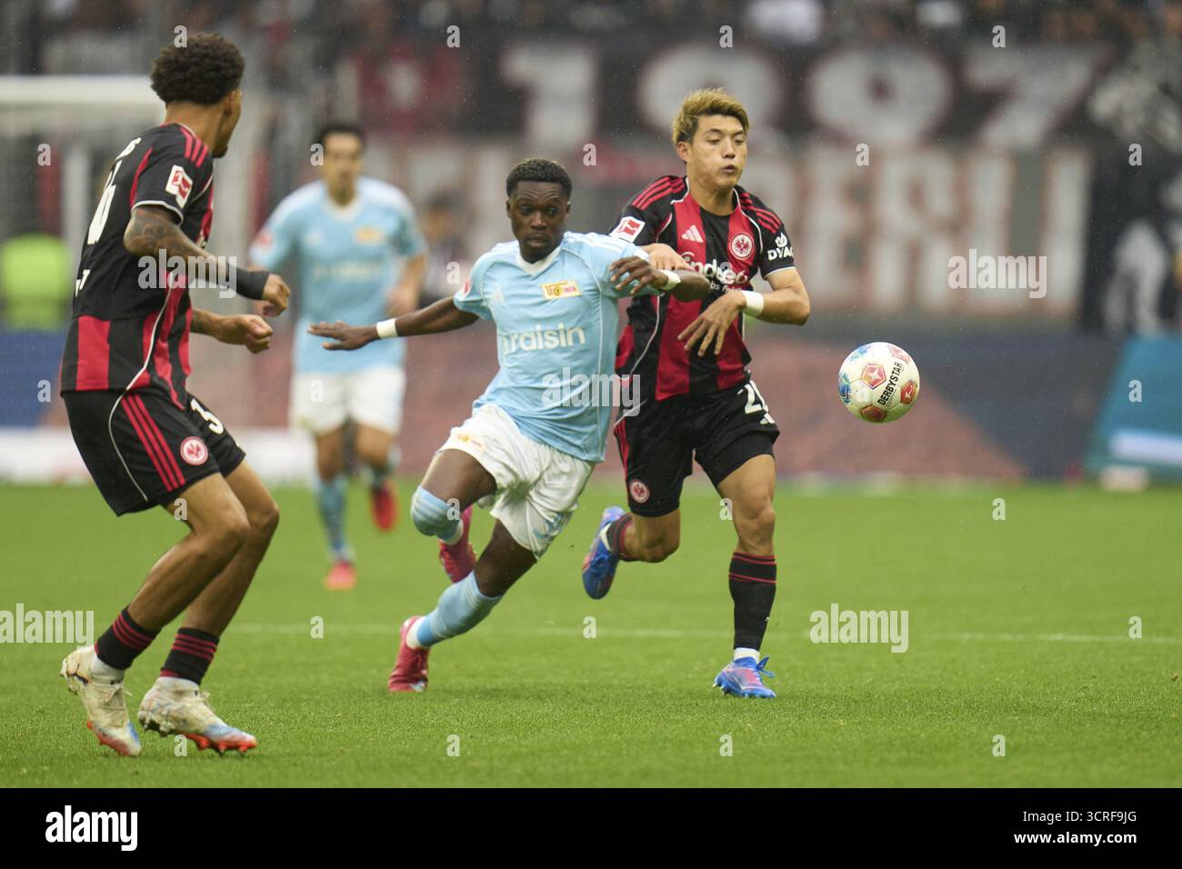 Football Bundeliga Eintracht Frankfurt-Union Berlin: Derrick Arthur Koehn (Union Berlin, l) e Ritsu Doan (Eintracht Frankfurt) combattono per il pallone Foto Stock