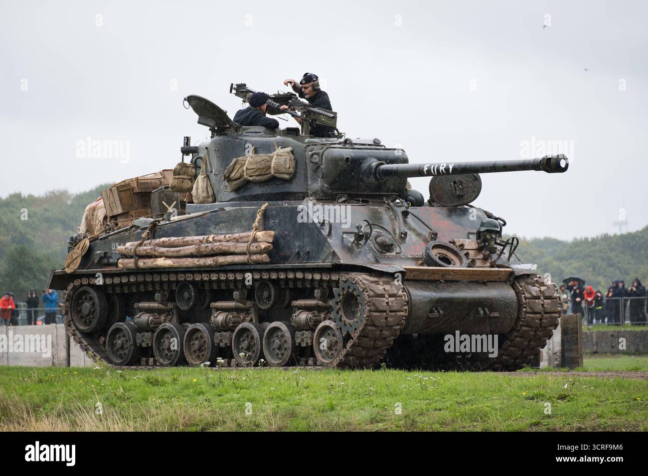 Bovington, Regno Unito. 20 settembre 2025. La vetrina del carro armato M4A2E8 Sherman ''Fury'', che è stato utilizzato come carro armato principale del film ''Fury''. Il Tank Museum's Tiger Day è un evento biennale presso il campo di Bovington che mostra la Tiger 131 tedesca, l'unico carro Tiger i operativo al mondo, presenta anche altri carri armati dell'era della seconda guerra mondiale, tra cui M4A2E8 Sherman ''Fury'', M3 Grant e il carro armato Churchill britannico. L'evento includeva una rievocazione della battaglia di "Cattura la Tigre", dimostrando come il Tiger 131 fu catturato il 24 aprile 1943 in Tunisia dal 42nd Battalion Royal Foto Stock