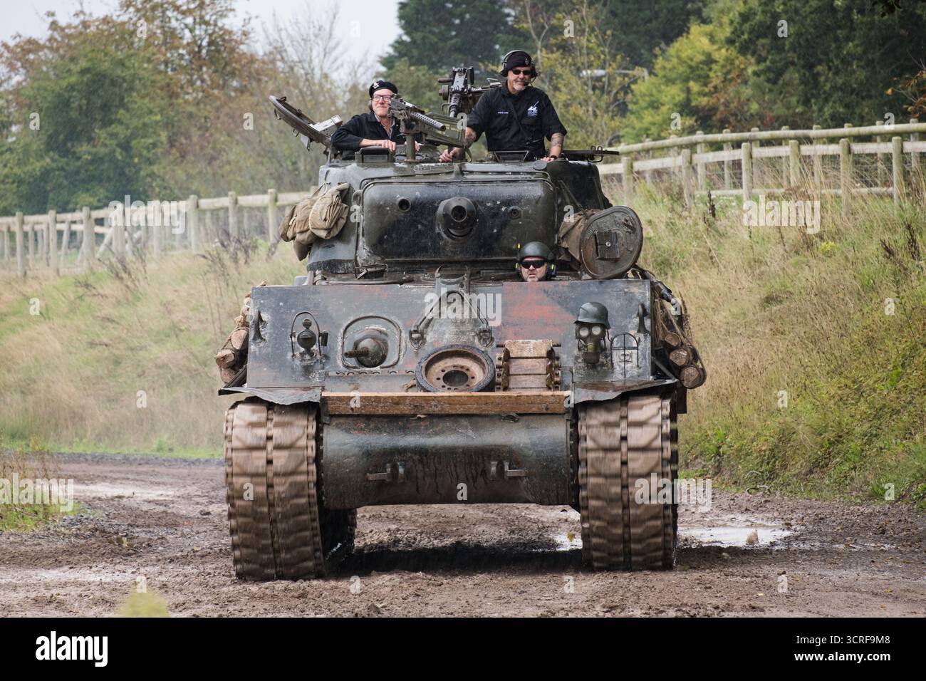 Bovington, Regno Unito. 20 settembre 2025. Il running Sherman ''Fury'' visto durante la vetrina nell'arena. Il Tank Museum's Tiger Day è un evento biennale presso il campo di Bovington che mostra la Tiger 131 tedesca, l'unico carro Tiger i operativo al mondo, presenta anche altri carri armati dell'era della seconda guerra mondiale, tra cui M4A2E8 Sherman ''Fury'', M3 Grant e il carro armato Churchill britannico. L'evento includeva una rievocazione della battaglia di "Cattura la Tigre", dimostrando come la Tiger 131 fu catturata il 24 aprile 1943 in Tunisia dal 42nd Battalion Royal Armored Corps e dal 2nd Sherwood Foresters. (CRE Foto Stock