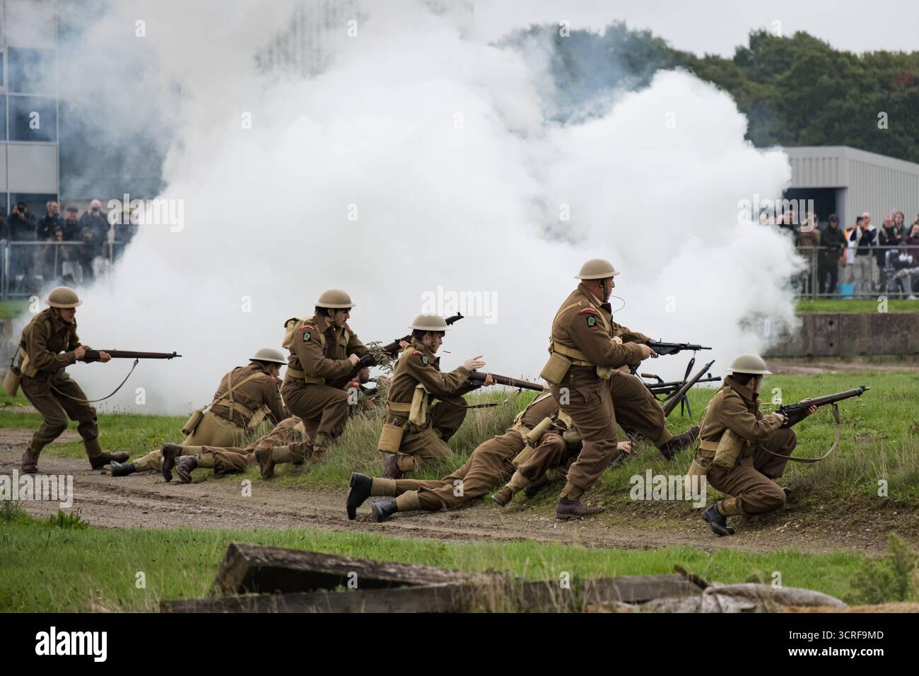 Bovington, Regno Unito. 20 settembre 2025. L'avanzata dei soldati britannici durante la rievocazione della battaglia di "Cattura la tigre". Il Tank Museum's Tiger Day è un evento biennale presso il campo di Bovington che mostra la Tiger 131 tedesca, l'unico carro Tiger i operativo al mondo, presenta anche altri carri armati dell'era della seconda guerra mondiale, tra cui M4A2E8 Sherman ''Fury'', M3 Grant e il carro armato Churchill britannico. L'evento includeva una rievocazione della battaglia di "Cattura la Tigre", dimostrando come la Tiger 131 fu catturata il 24 aprile 1943 in Tunisia dal 42nd Battalion Royal Armored Corps e dal 2nd Sher Foto Stock
