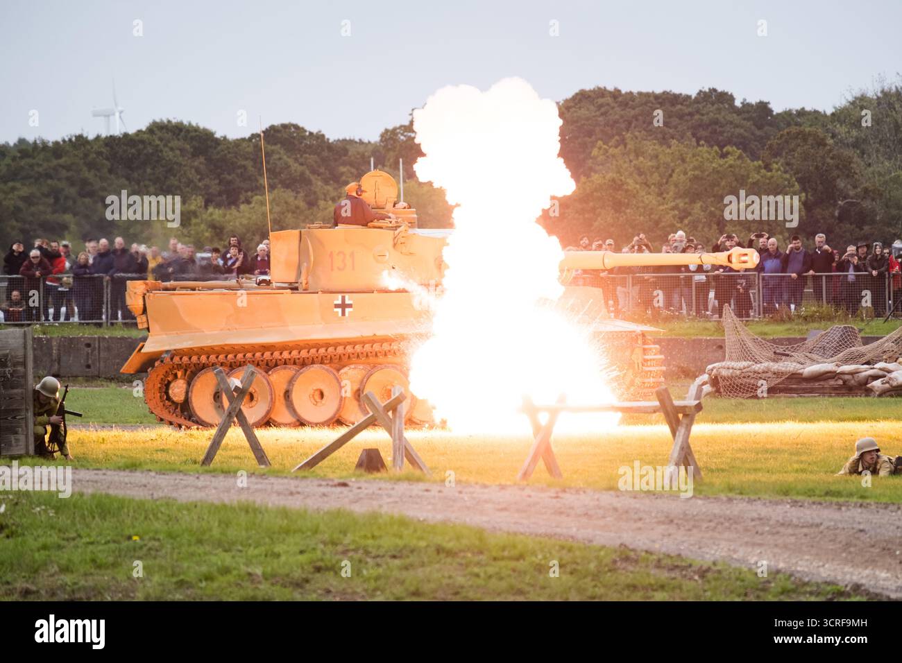 Bovington, Regno Unito. 20 settembre 2025. La Tiger 131 fu attaccata durante la rievocazione di "Cattura la Tigre". Il Tank Museum's Tiger Day è un evento biennale presso il campo di Bovington che mostra la Tiger 131 tedesca, l'unico carro Tiger i operativo al mondo, presenta anche altri carri armati dell'era della seconda guerra mondiale, tra cui M4A2E8 Sherman ''Fury'', M3 Grant e il carro armato Churchill britannico. L'evento includeva una rievocazione della battaglia di "Cattura la Tigre", dimostrando come la Tiger 131 fu catturata il 24 aprile 1943 in Tunisia dal 42nd Battalion Royal Armored Corps e dal 2nd Sherw Foto Stock