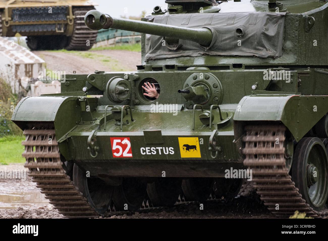 Un pilota di carri armati ondeggia durante la vetrina. Il Tank Museum's Tiger Day è un evento biennale presso il campo di Bovington che mostra la Tiger 131 tedesca, l'unico carro armato operativo Tiger i al mondo, presenta anche altri carri armati dell'era della seconda guerra mondiale, tra cui M4A2E8 Sherman 'Fury', M3 Grant e il carro armato britannico Churchill. L'evento includeva una rievocazione della battaglia di "Capture the Tiger", dimostrando come il Tiger 131 fu catturato il 24 aprile 1943 in Tunisia dal 42nd Battalion Royal Armored Corps e dal 2nd Sherwood Foresters. (Foto di Daniel Lai/SOPA Images/Sipa USA) Foto Stock