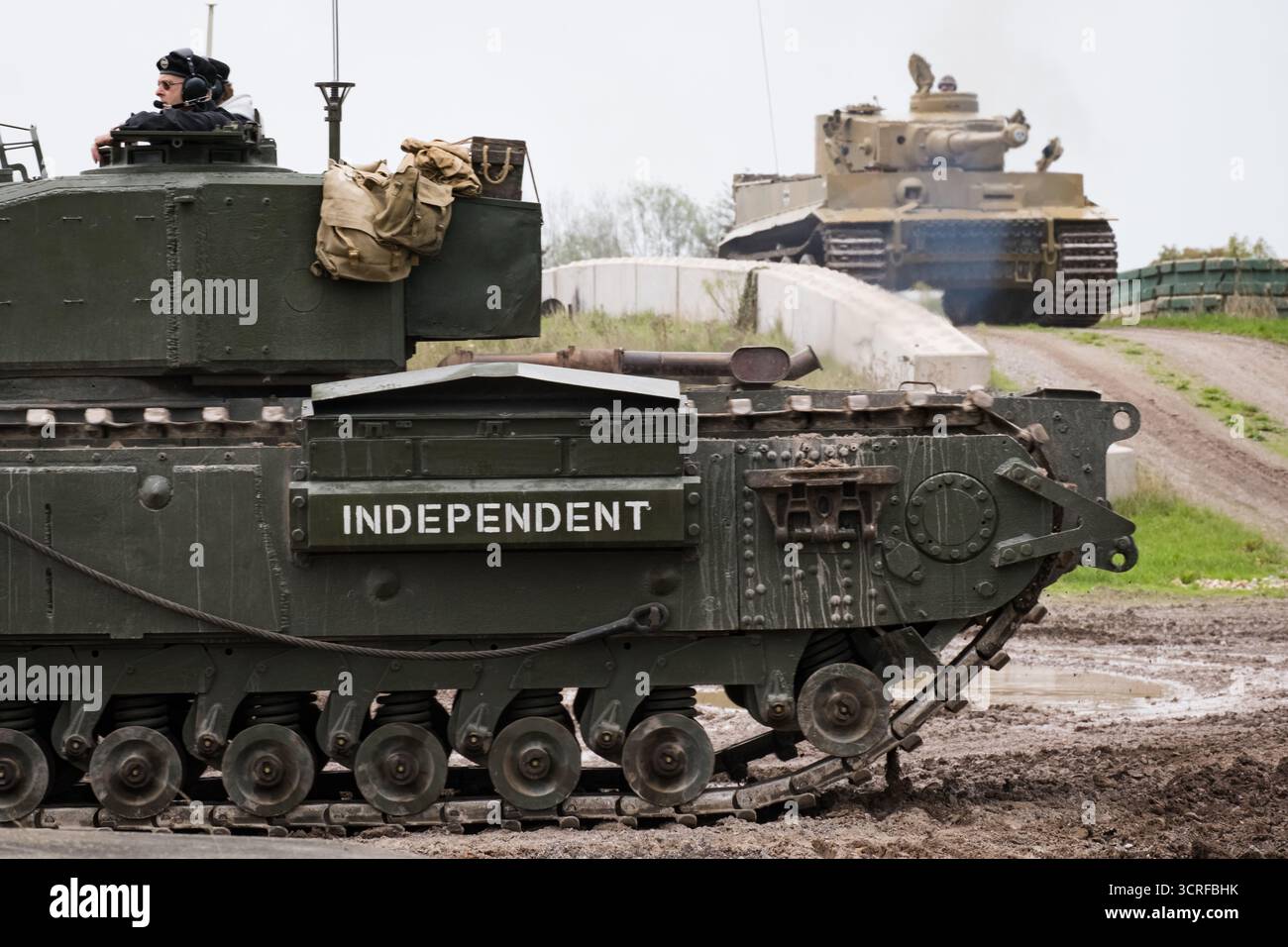 Il carro armato Churchill e il Tiger 131 visti durante la vetrina. Il Tank Museum's Tiger Day è un evento biennale presso il campo di Bovington che mostra la Tiger 131 tedesca, l'unico carro armato operativo Tiger i al mondo, presenta anche altri carri armati dell'era della seconda guerra mondiale, tra cui M4A2E8 Sherman 'Fury', M3 Grant e il carro armato britannico Churchill. L'evento includeva una rievocazione della battaglia di "Capture the Tiger", dimostrando come il Tiger 131 fu catturato il 24 aprile 1943 in Tunisia dal 42nd Battalion Royal Armored Corps e dal 2nd Sherwood Foresters. (Foto di Daniel Lai/SOPA Images/Sipa USA) Foto Stock
