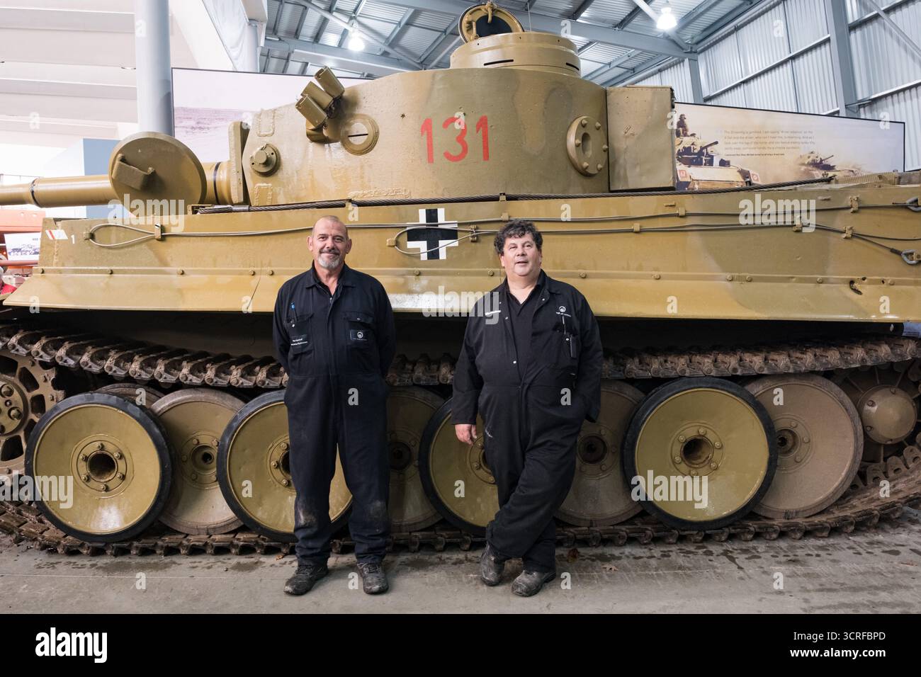 Gli equipaggi di carri armati della Tiger 131 visti durante l'evento. Il Tank Museum's Tiger Day è un evento biennale presso il campo di Bovington che mostra la Tiger 131 tedesca, l'unico carro armato operativo Tiger i al mondo, presenta anche altri carri armati dell'era della seconda guerra mondiale, tra cui M4A2E8 Sherman 'Fury', M3 Grant e il carro armato britannico Churchill. L'evento includeva una rievocazione della battaglia di "Capture the Tiger", dimostrando come il Tiger 131 fu catturato il 24 aprile 1943 in Tunisia dal 42nd Battalion Royal Armored Corps e dal 2nd Sherwood Foresters. (Foto di Daniel Lai/SOPA Images/Sipa USA) Foto Stock