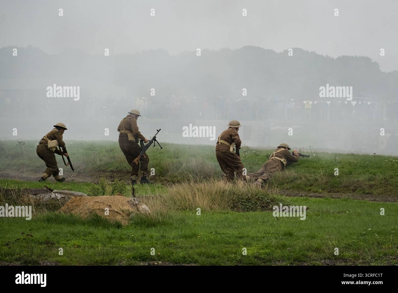L'avanzata dei soldati britannici durante la rievocazione della battaglia di "Cattura la Tigre". Il Tank Museum's Tiger Day è un evento biennale presso il campo di Bovington che mostra la Tiger 131 tedesca, l'unico carro armato operativo Tiger i al mondo, presenta anche altri carri armati dell'era della seconda guerra mondiale, tra cui M4A2E8 Sherman 'Fury', M3 Grant e il carro armato britannico Churchill. L'evento includeva una rievocazione della battaglia di "Capture the Tiger", dimostrando come il Tiger 131 fu catturato il 24 aprile 1943 in Tunisia dal 42nd Battalion Royal Armored Corps e dal 2nd Sherwood Foresters. (Foto di Daniel Lai/SOPA Images/si Foto Stock