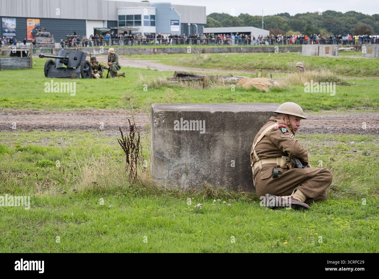Un soldato britannico si nasconde dietro una copertura durante la rievocazione "Cattura la tigre". Il Tank Museum's Tiger Day è un evento biennale presso il campo di Bovington che mostra la Tiger 131 tedesca, l'unico carro armato operativo Tiger i al mondo, presenta anche altri carri armati dell'era della seconda guerra mondiale, tra cui M4A2E8 Sherman 'Fury', M3 Grant e il carro armato britannico Churchill. L'evento includeva una rievocazione della battaglia di "Capture the Tiger", dimostrando come il Tiger 131 fu catturato il 24 aprile 1943 in Tunisia dal 42nd Battalion Royal Armored Corps e dal 2nd Sherwood Foresters. (Foto di Daniel Lai/S Foto Stock