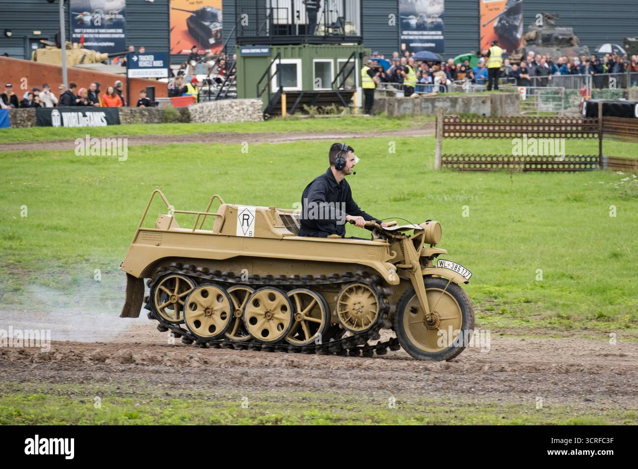 La vetrina di un Kettenkrad tedesco nell'arena. Il Tank Museum's Tiger Day è un evento biennale presso il campo di Bovington che mostra la Tiger 131 tedesca, l'unico carro armato operativo Tiger i al mondo, presenta anche altri carri armati dell'era della seconda guerra mondiale, tra cui M4A2E8 Sherman 'Fury', M3 Grant e il carro armato britannico Churchill. L'evento includeva una rievocazione della battaglia di "Capture the Tiger", dimostrando come il Tiger 131 fu catturato il 24 aprile 1943 in Tunisia dal 42nd Battalion Royal Armored Corps e dal 2nd Sherwood Foresters. (Foto di Daniel Lai/SOPA Images/Sipa USA) Foto Stock