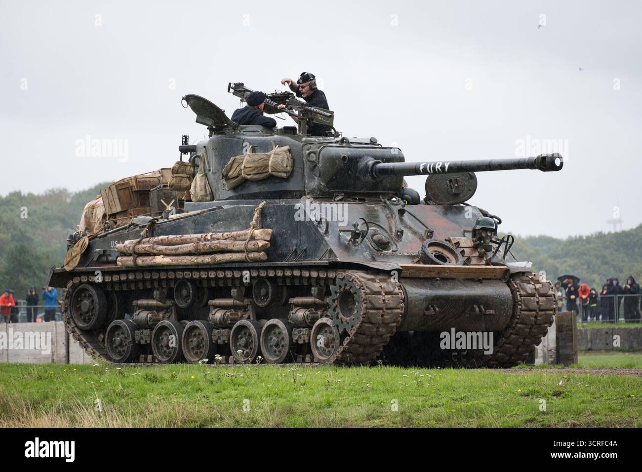 La vetrina del carro armato M4A2E8 Sherman "Fury", che è stato utilizzato come carro armato principale del film "Fury". Il Tank Museum's Tiger Day è un evento biennale presso il campo di Bovington che mostra la Tiger 131 tedesca, l'unico carro armato operativo Tiger i al mondo, presenta anche altri carri armati dell'era della seconda guerra mondiale, tra cui M4A2E8 Sherman 'Fury', M3 Grant e il carro armato britannico Churchill. L'evento includeva una rievocazione della battaglia di "Capture the Tiger", dimostrando come il Tiger 131 fu catturato il 24 aprile 1943 in Tunisia dal 42nd Battalion Royal Armored Corps e dal 2nd Sherwood Foresters. (Foto di da Foto Stock