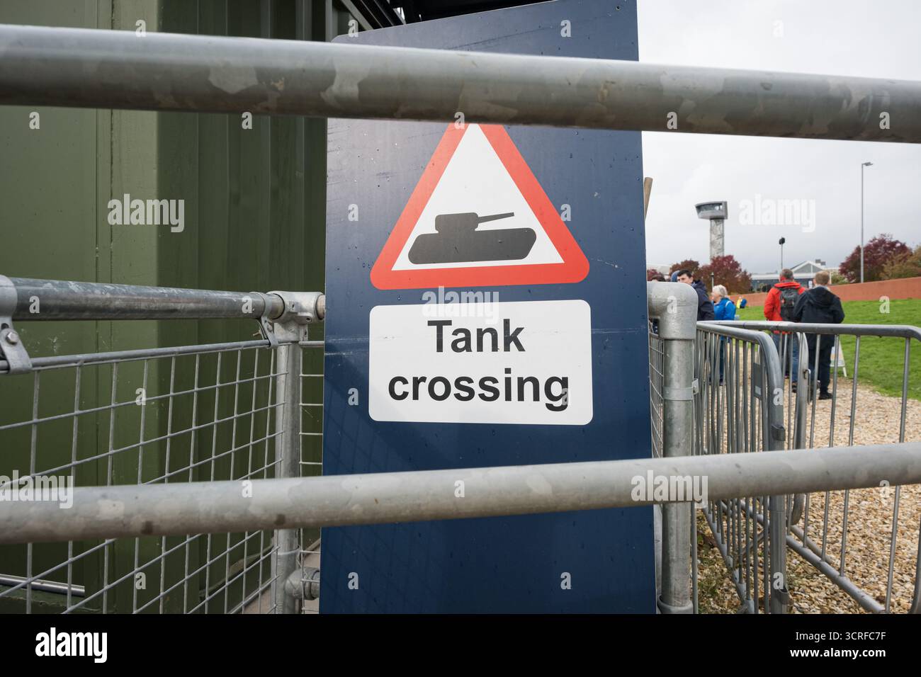 Un segnale di avvertimento con la scritta "attraversamento serbatoio". Il Tank Museum's Tiger Day è un evento biennale presso il campo di Bovington che mostra la Tiger 131 tedesca, l'unico carro armato operativo Tiger i al mondo, presenta anche altri carri armati dell'era della seconda guerra mondiale, tra cui M4A2E8 Sherman 'Fury', M3 Grant e il carro armato britannico Churchill. L'evento includeva una rievocazione della battaglia di "Capture the Tiger", dimostrando come il Tiger 131 fu catturato il 24 aprile 1943 in Tunisia dal 42nd Battalion Royal Armored Corps e dal 2nd Sherwood Foresters. (Foto di Daniel Lai/SOPA Images/Sipa USA) Foto Stock