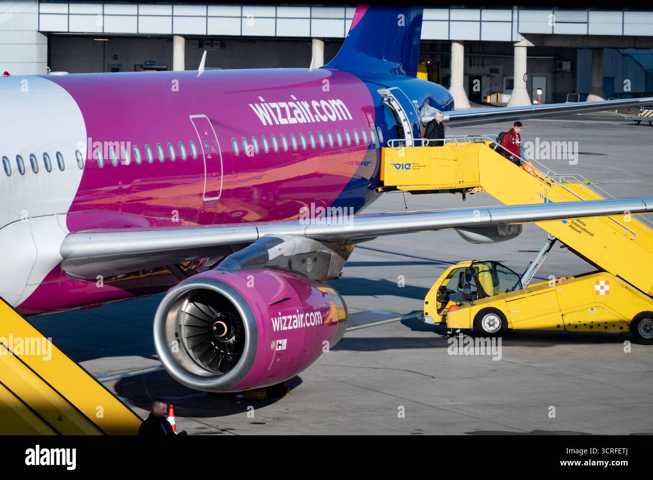Vienna, Austria - 18 febbraio 2024: Persone che sbarcano dall'aeromobile Wizzair Airbus all'aeroporto di Vienna Foto Stock