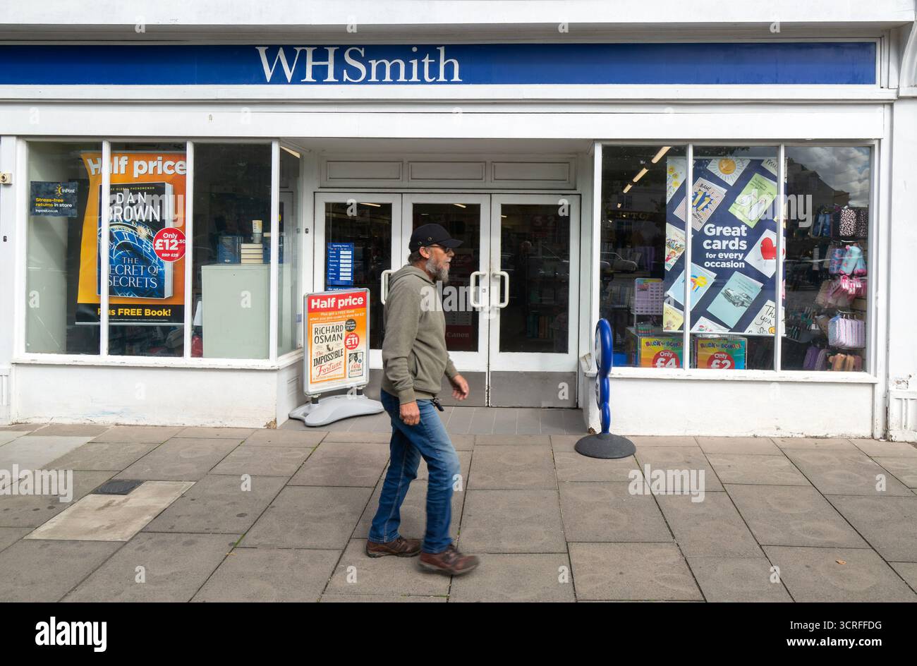 Il negozio WH Smith è chiuso in attesa di cambio della segnaletica con TG Jones, Devizes, Wiltshire, Inghilterra, Regno Unito Foto Stock