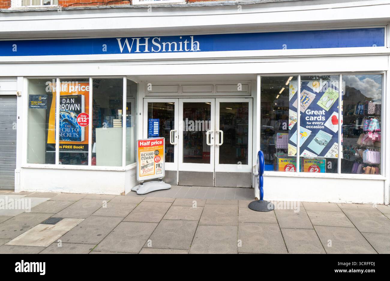Il negozio WH Smith è chiuso in attesa di cambio della segnaletica con TG Jones, Devizes, Wiltshire, Inghilterra, Regno Unito Foto Stock
