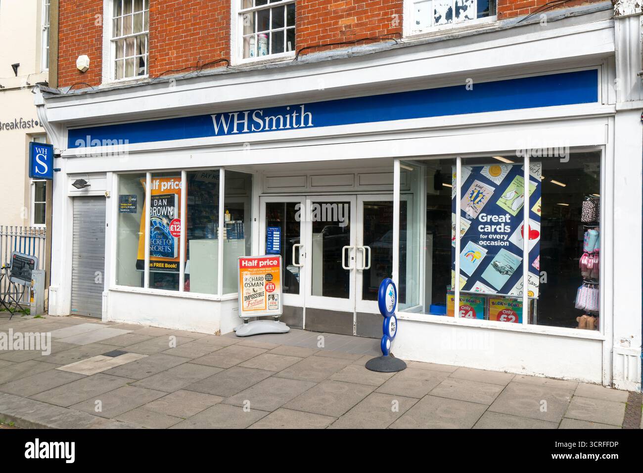 Il negozio WH Smith è chiuso in attesa di cambio della segnaletica con TG Jones, Devizes, Wiltshire, Inghilterra, Regno Unito Foto Stock