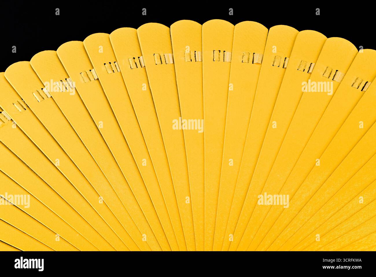 Un oggetto giallo con molti numeri sopra. I numeri sono racchiusi in un cerchio e sono distanziati Foto Stock