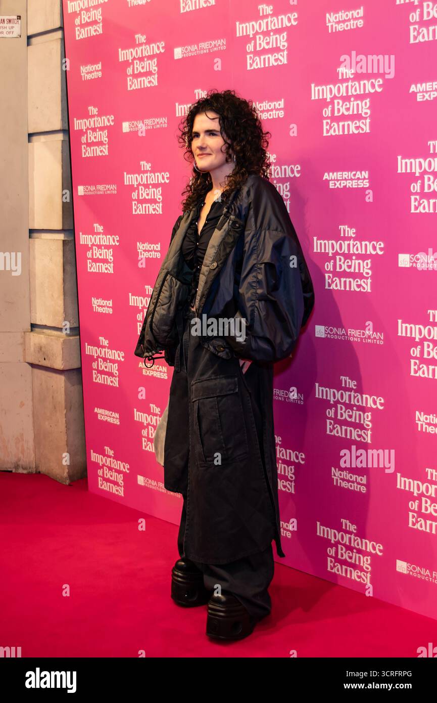 Londra, Regno Unito. 30 settembre 2025. Un ospite sul tappeto rosa alla serata di apertura dell'evento sull'importanza di essere sinceri. Cristina Massei/Alamy Live News Foto Stock