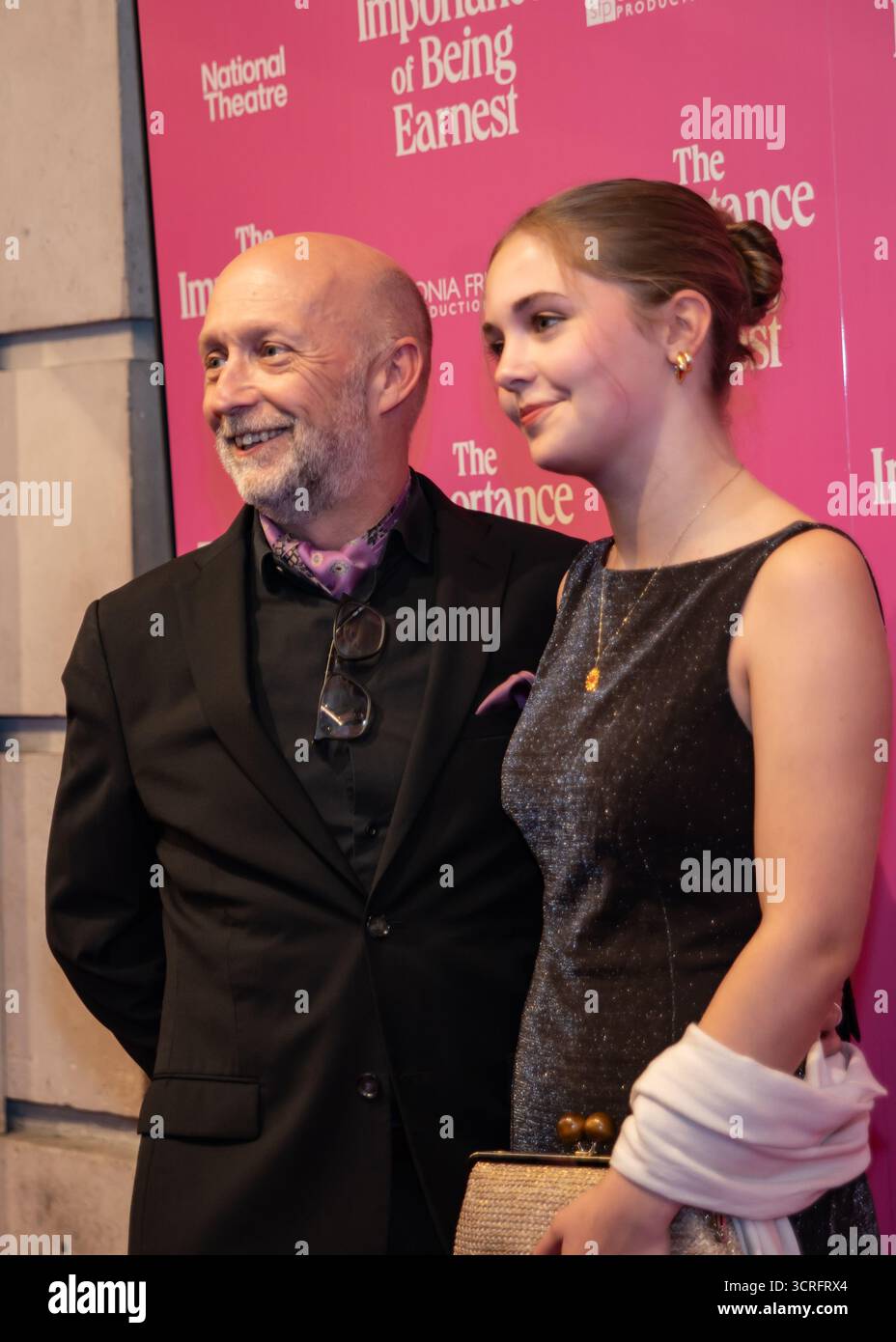 Londra, Regno Unito. 30 settembre 2025. Gli ospiti sul tappeto rosa alla serata di apertura dell'evento hanno l'importanza di essere seri. Cristina Massei/Alamy Live News Foto Stock