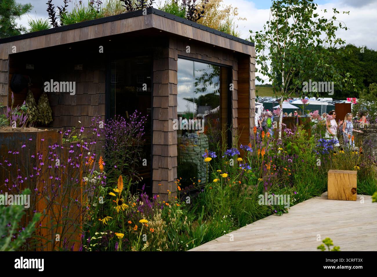 Ingresso al concorso Drakkar's Drift Colorful Garden (rifugio tranquillo contemporaneo) - RHS Flower Show Wentworth Woodhouse 2025, Yorkshire, Inghilterra, Regno Unito. Foto Stock