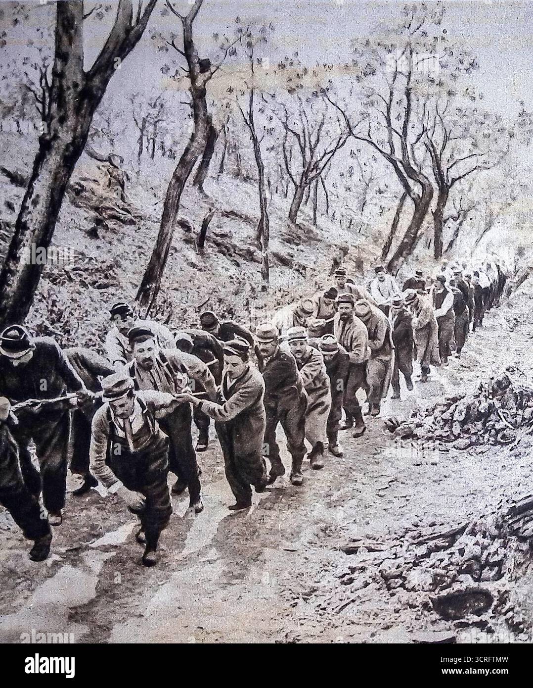 I soldati italiani trasportano a mano un cannone corto da 155 mm su un ripido pendio durante la prima guerra mondiale, 1916 circa. Sul fronte montuoso contro l'Austria-Ungheria, l'artiglieria pesante spesso doveva essere trascinata dalla manodopera quando muli o strade non potevano raggiungere. Questa suggestiva scena, pubblicata su le Miroir, illustra l'immensa tensione fisica subita dalle truppe nella guerra alpina, dove il terreno si è rivelato sfidante come le forze avversarie. Foto Stock