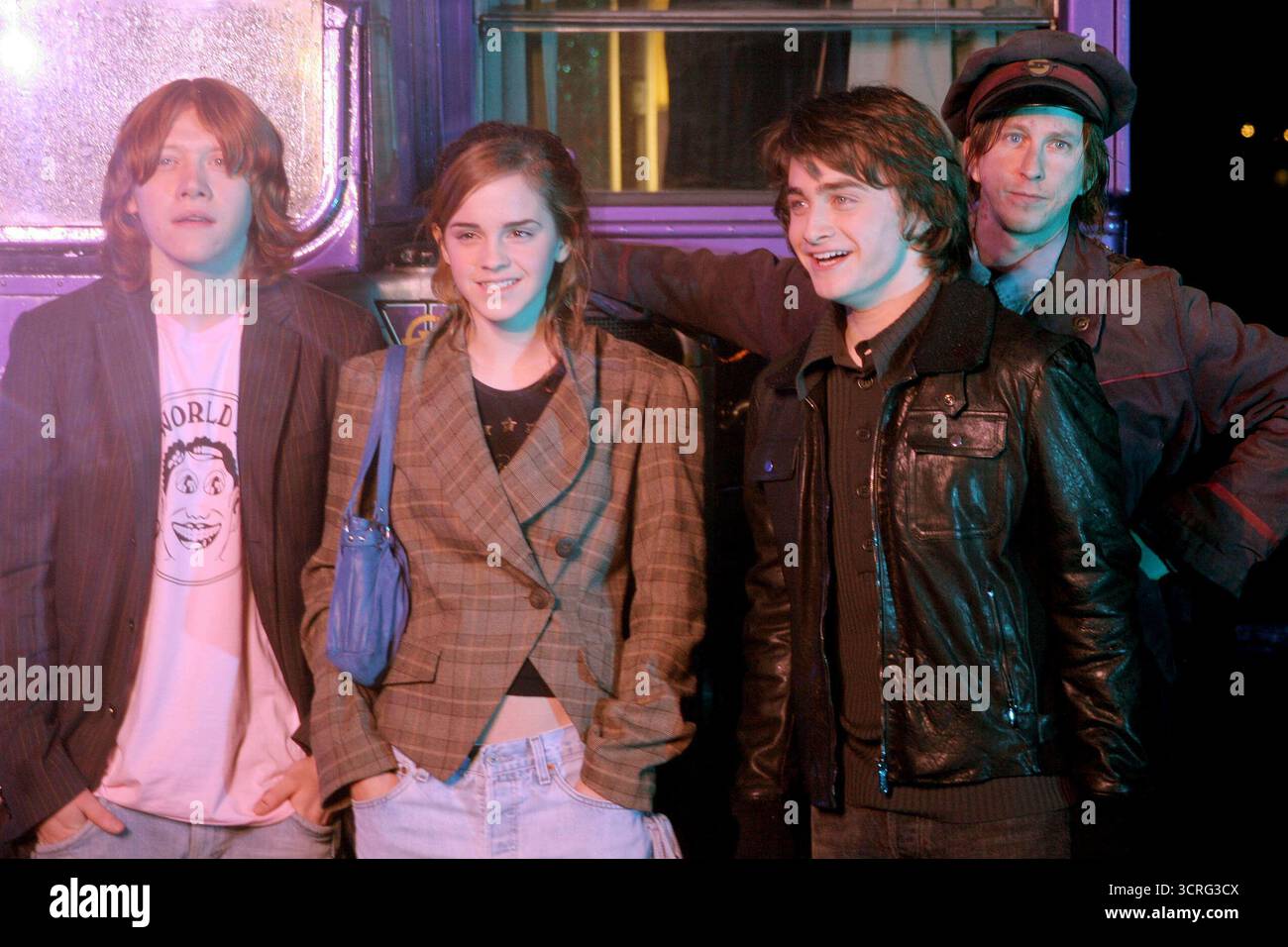 Rupert Grint, Emma Watson, Daniel Radcliffe e Lee Ingleby (che interpreta Stan Shunpike il direttore del Knight Bus) al DVD globale e lancio in VHS del film Harry Potter e il prigioniero di Azkaban, Middle Temple Lane, Londra - 18 novembre 2004 Foto Stock