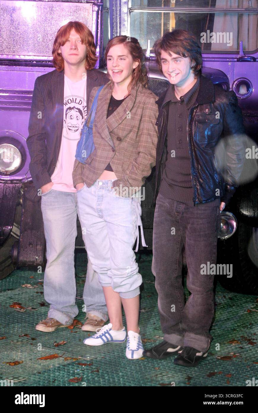 Rupert Grint, Emma Watson, Daniel Radcliffe e Lee Ingleby (che interpreta Stan Shunpike il direttore del Knight Bus) al DVD globale e lancio in VHS del film Harry Potter e il prigioniero di Azkaban, Middle Temple Lane, Londra - 18 novembre 2004 Foto Stock