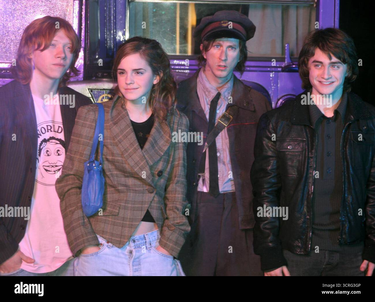 Rupert Grint, Emma Watson, Daniel Radcliffe e Lee Ingleby (che interpreta Stan Shunpike il direttore del Knight Bus) al DVD globale e lancio in VHS del film Harry Potter e il prigioniero di Azkaban, Middle Temple Lane, Londra - 18 novembre 2004 Foto Stock