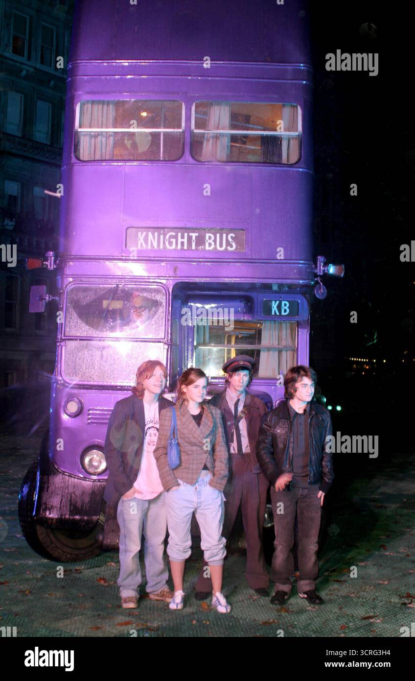 Rupert Grint, Emma Watson, Daniel Radcliffe e Lee Ingleby (che interpreta Stan Shunpike il direttore del Knight Bus) al DVD globale e lancio in VHS del film Harry Potter e il prigioniero di Azkaban, Middle Temple Lane, Londra - 18 novembre 2004 Foto Stock