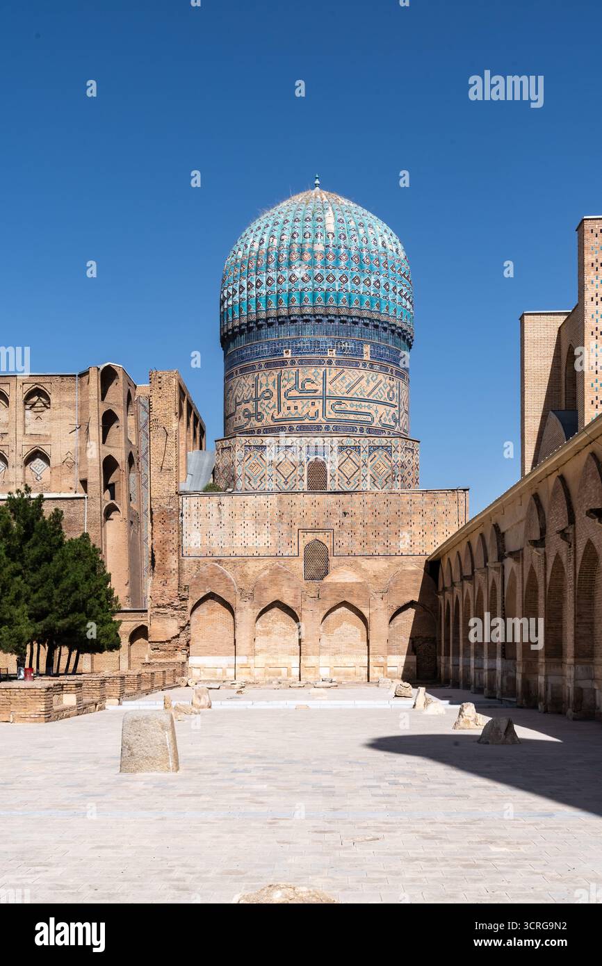 Samarcanda, Uzbekistan-13 agosto 2023: Vista della cupola blu e del cortile interno della moschea Bibi-Khanym durante una giornata di sole Foto Stock