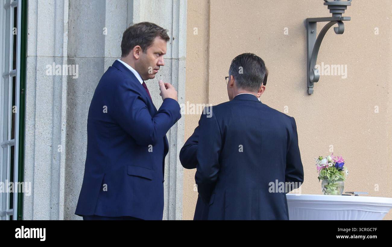 Berlino, Germania, 1° Okt. 2025. Conferenza stampa del ritiro del governo a Villa Borsig con il Cancelliere Federale Friedrich Merz, il Ministro federale delle finanze Lars Klingbeil e il Ministro federale degli interni Alexander Dobrindt, fornendo informazioni sui risultati e sulle decisioni del governo. Foto: Klaus Kroenert credito: Klaus Kroenert/Alamy Live News Foto Stock