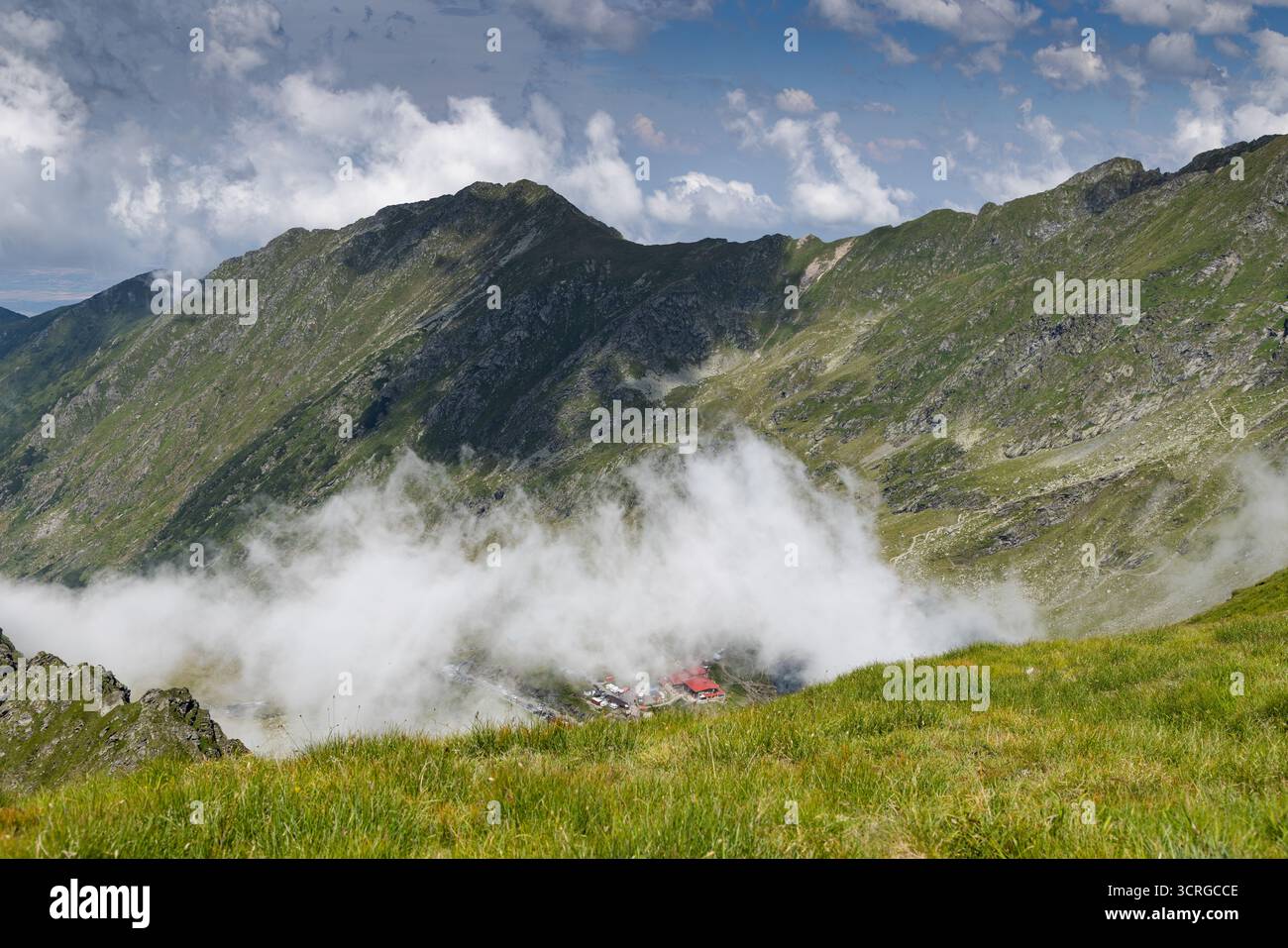 Le montagne di fagaras con il lago Balea Foto Stock