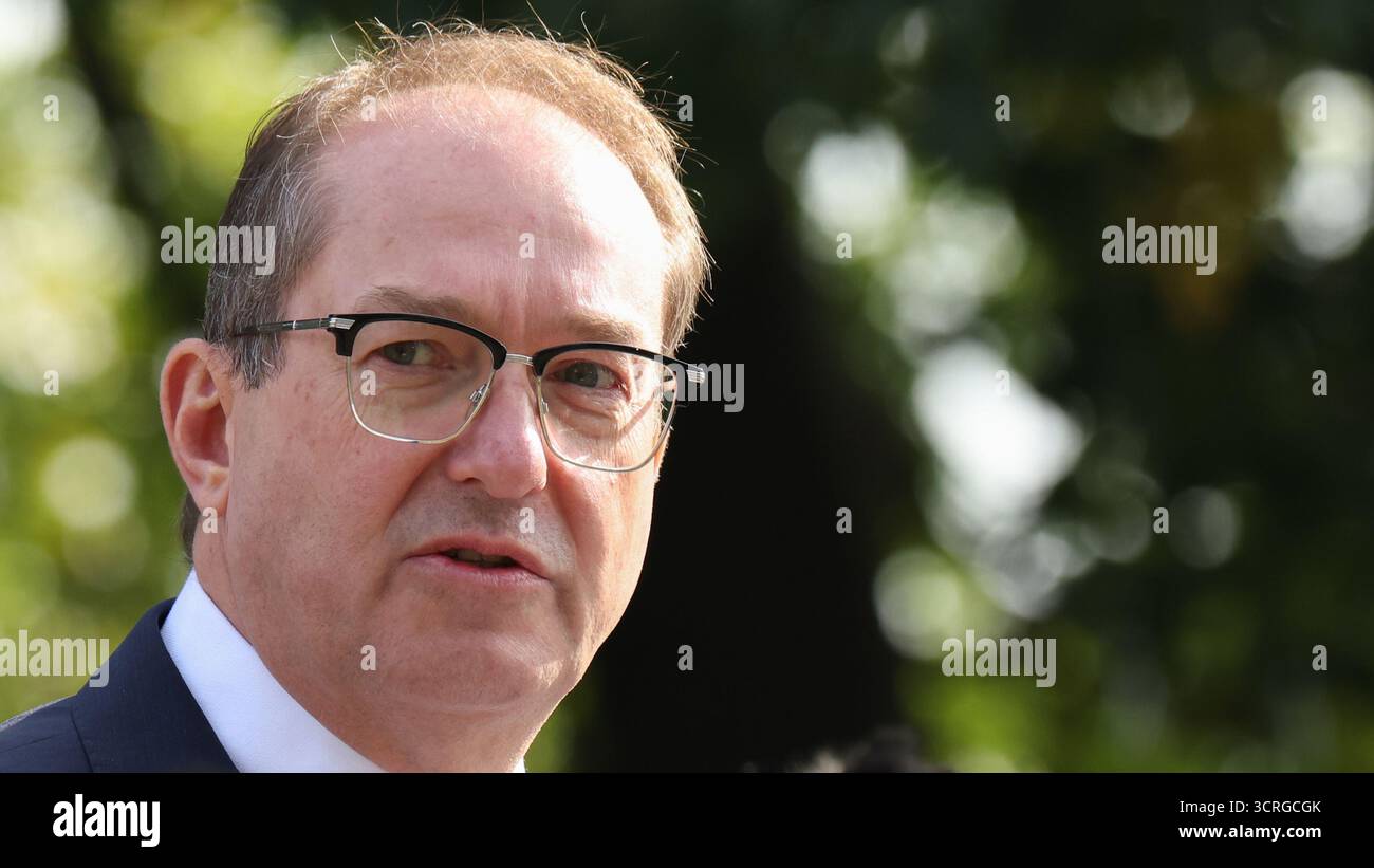 Berlino, Germania, 1° Okt. 2025. Conferenza stampa del ritiro del governo a Villa Borsig con il Cancelliere Federale Friedrich Merz, il Ministro federale delle finanze Lars Klingbeil e il Ministro federale degli interni Alexander Dobrindt, fornendo informazioni sui risultati e sulle decisioni del governo. Foto: Klaus Kroenert credito: Klaus Kroenert/Alamy Live News Foto Stock