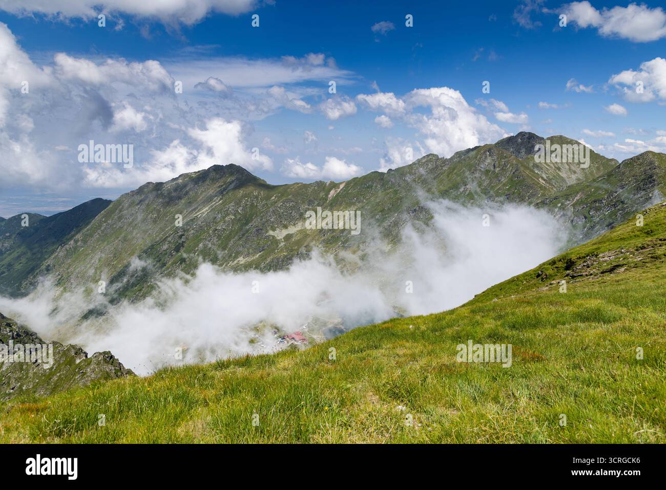 Le montagne di fagaras con il lago Balea Foto Stock